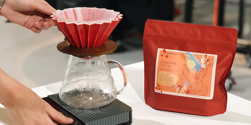 воронка рядом кофе.png